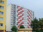 Priestor s vchodom zvonka v bytovom dome na prenajom – fotka 3